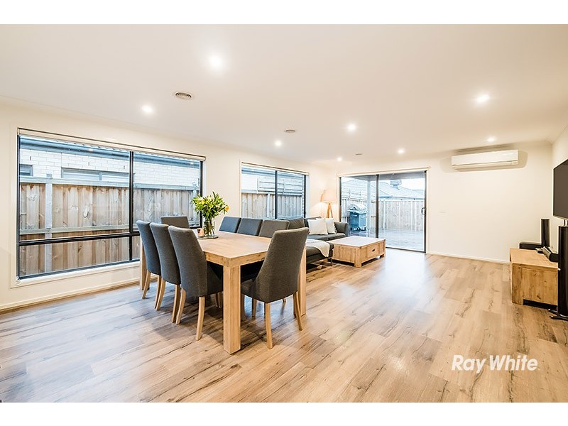 8 Hassett Lane, Cranbourne West VIC 3977