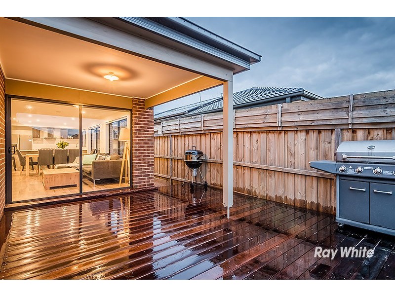 8 Hassett Lane, Cranbourne West VIC 3977