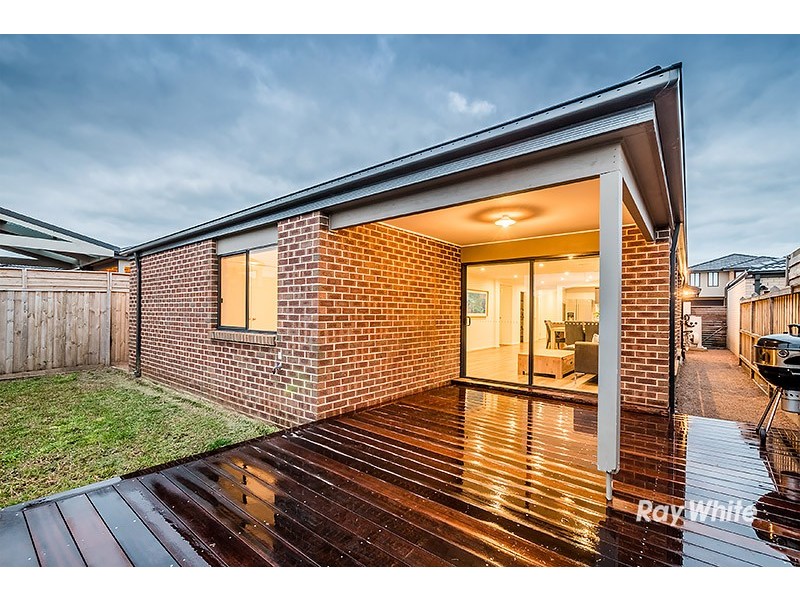 8 Hassett Lane, Cranbourne West VIC 3977