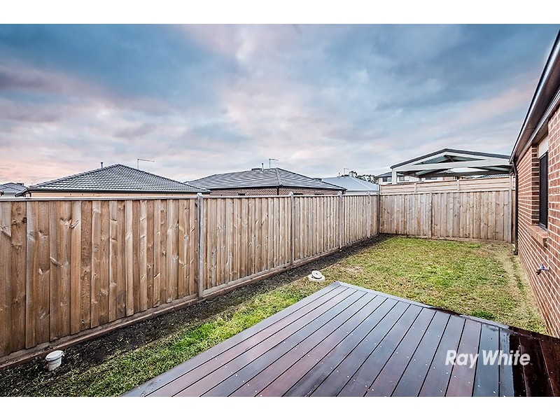 8 Hassett Lane, Cranbourne West VIC 3977