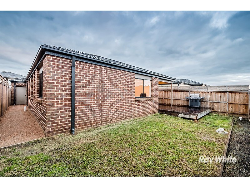 8 Hassett Lane, Cranbourne West VIC 3977