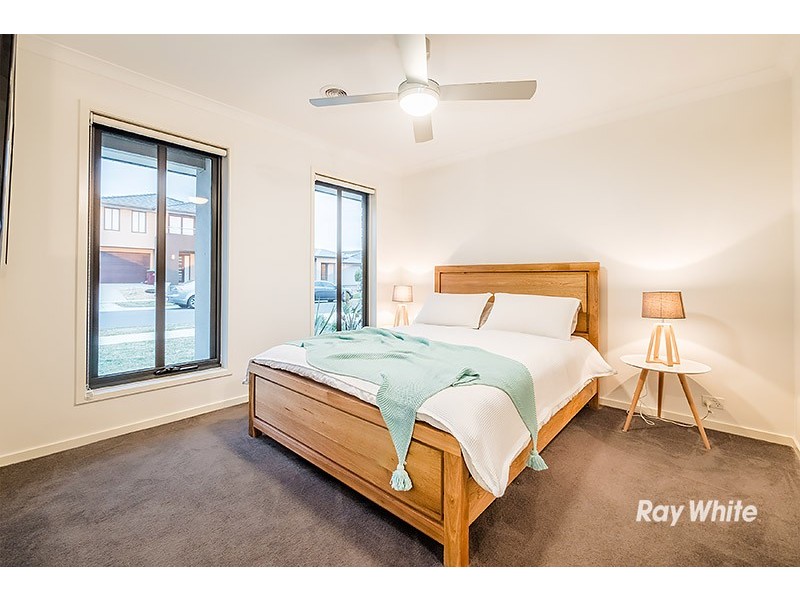 8 Hassett Lane, Cranbourne West VIC 3977