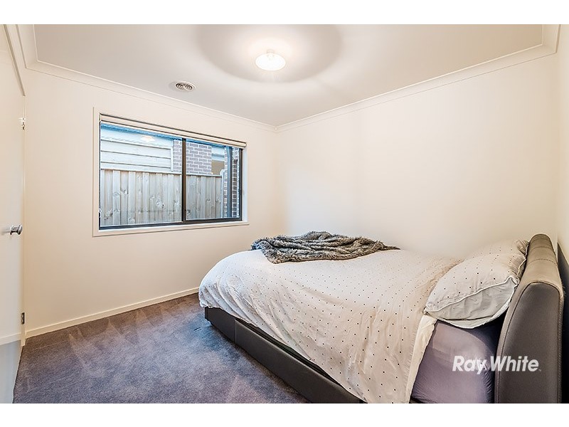 8 Hassett Lane, Cranbourne West VIC 3977