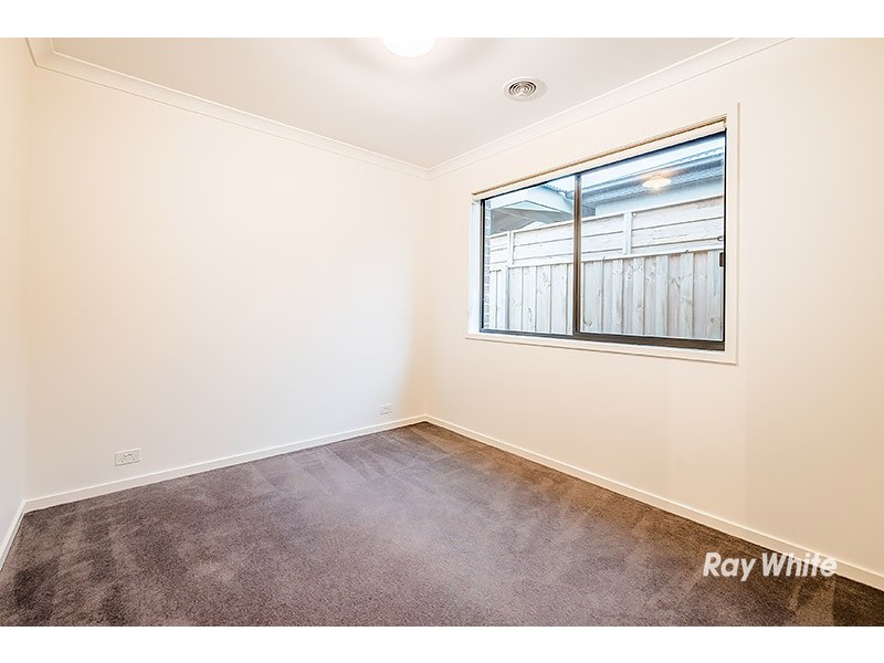 8 Hassett Lane, Cranbourne West VIC 3977