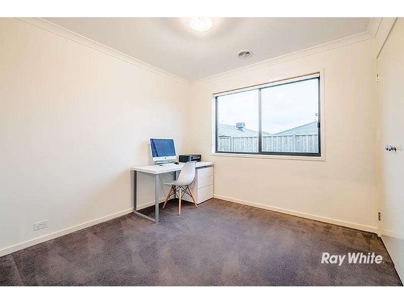 8 Hassett Lane, Cranbourne West VIC 3977
