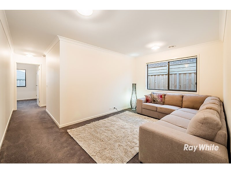 8 Hassett Lane, Cranbourne West VIC 3977