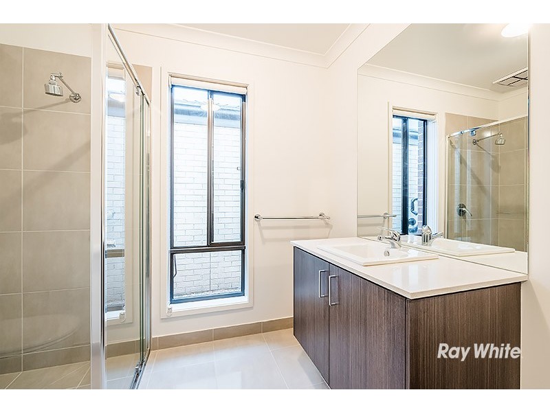 8 Hassett Lane, Cranbourne West VIC 3977