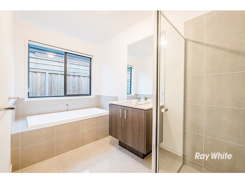 8 Hassett Lane, Cranbourne West VIC 3977