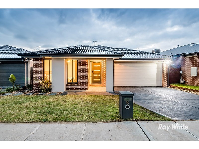 8 Hassett Lane, Cranbourne West VIC 3977
