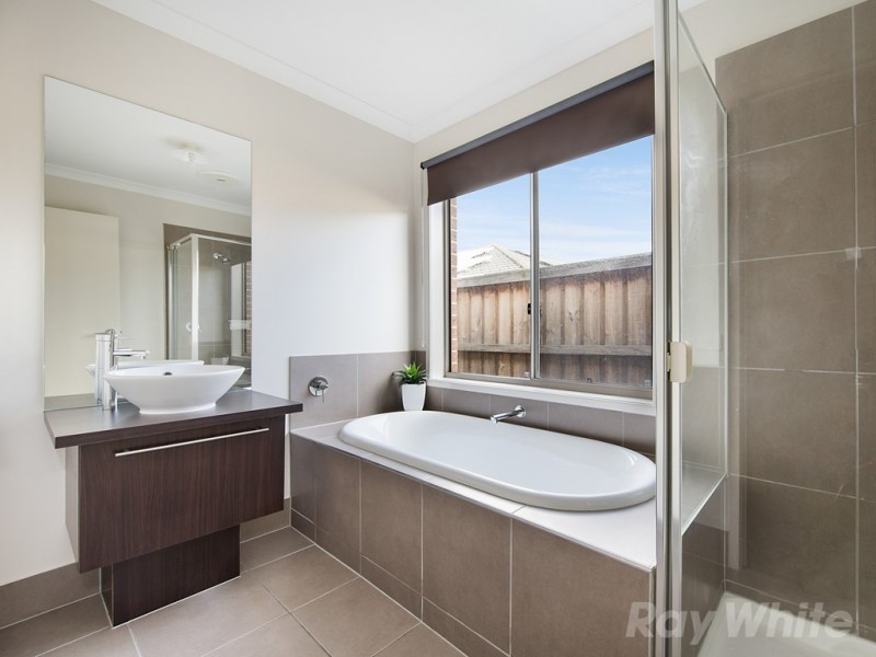 28 Prescott Drive, Cranbourne North VIC 3977