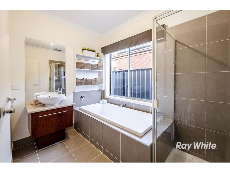 15 Ventasso Street, Clyde North VIC 3978