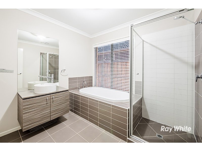 13 Mermaid Grove, Lyndhurst VIC 3975