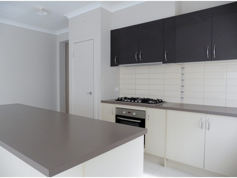 17 Olivebank Crescent, Cranbourne North VIC 3977