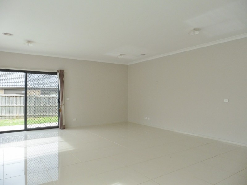 17 Olivebank Crescent, Cranbourne North VIC 3977