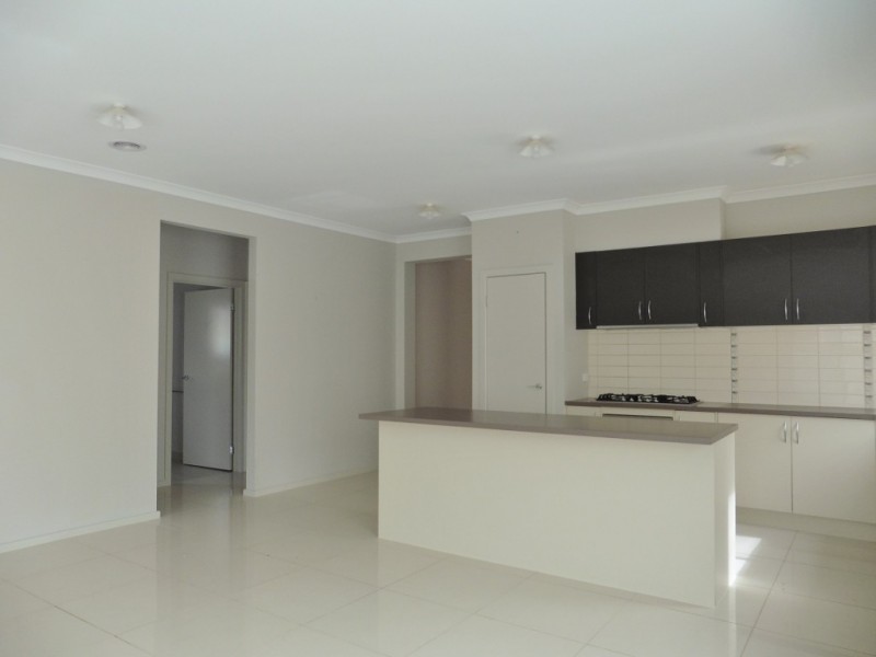 17 Olivebank Crescent, Cranbourne North VIC 3977