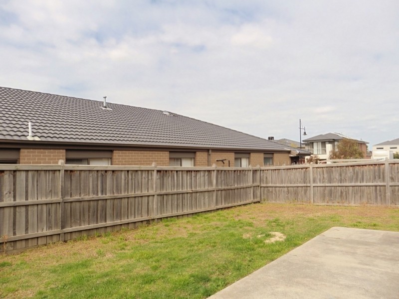 17 Olivebank Crescent, Cranbourne North VIC 3977