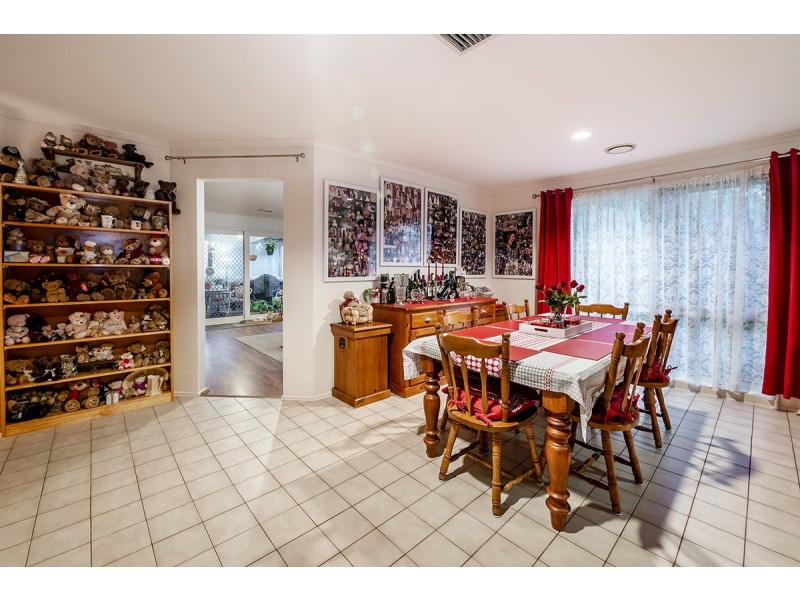 10 Godwin Crescent, Cranbourne North VIC 3977