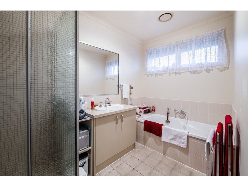 10 Godwin Crescent, Cranbourne North VIC 3977