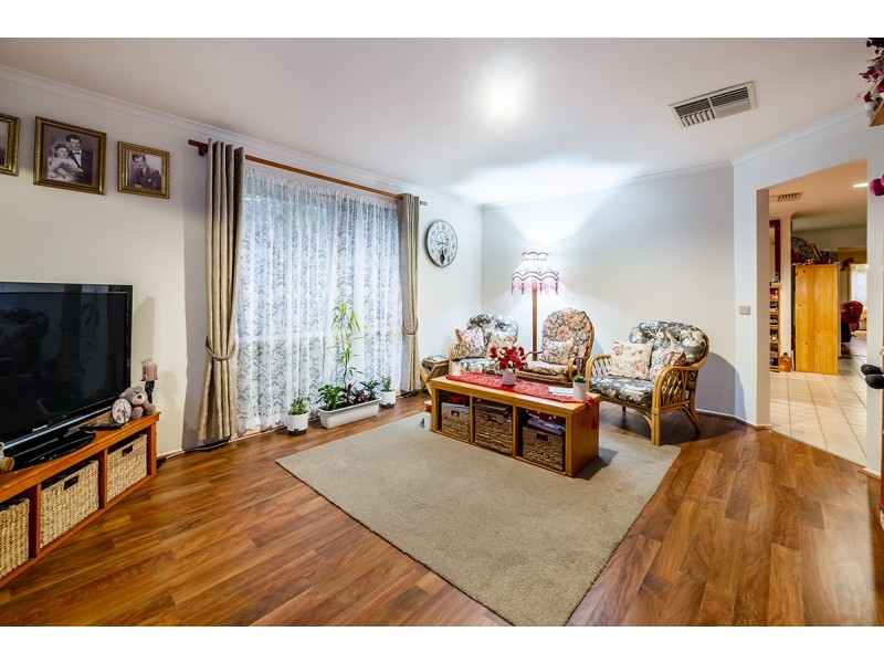 10 Godwin Crescent, Cranbourne North VIC 3977
