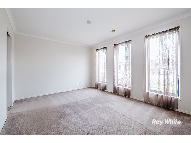 6 Tyndall Street, Cranbourne East VIC 3977