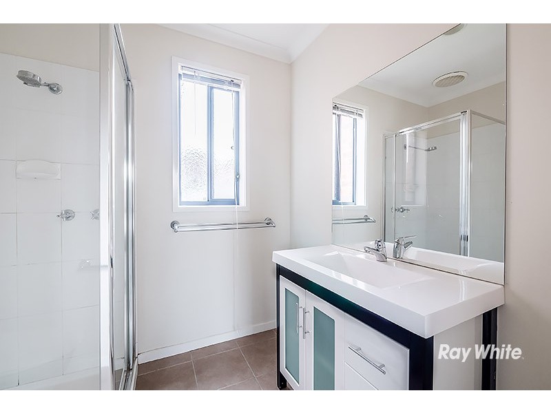 6 Tyndall Street, Cranbourne East VIC 3977