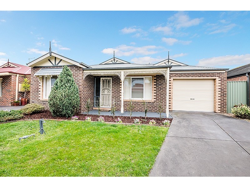 11 Horsham Drive, Cranbourne East VIC 3977