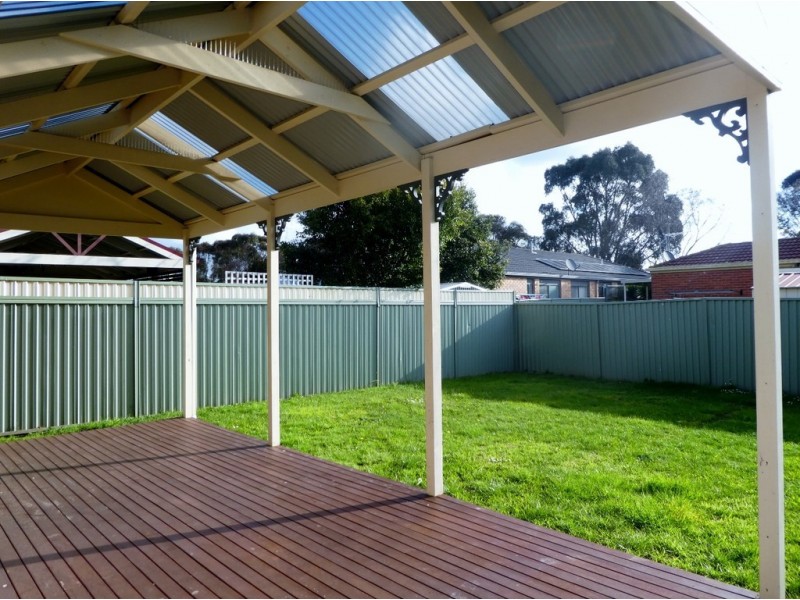 11 Horsham Drive, Cranbourne East VIC 3977