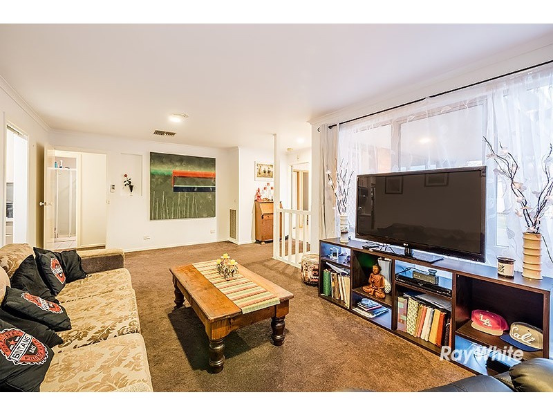 144 Lawless Drive, Cranbourne North VIC 3977