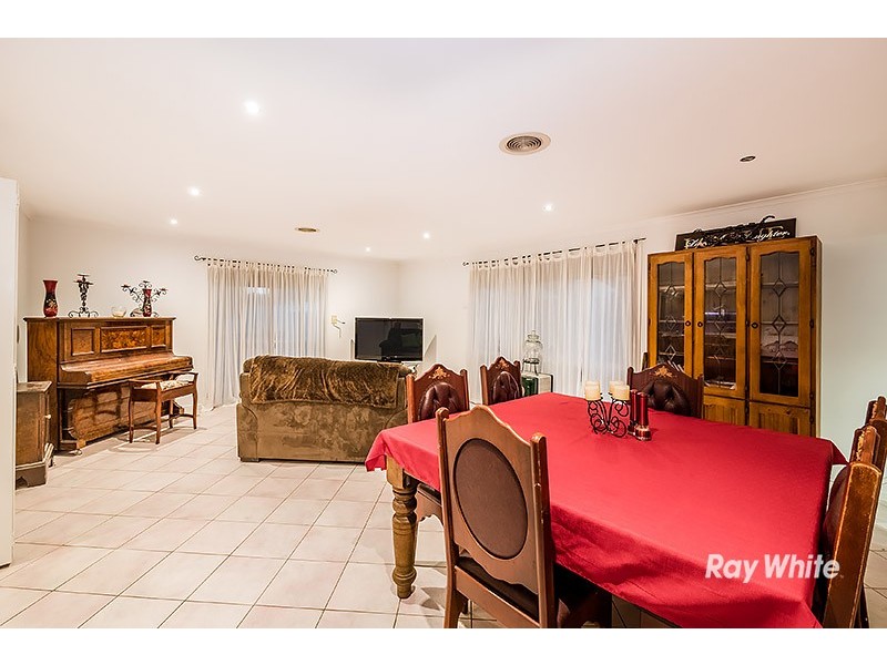 144 Lawless Drive, Cranbourne North VIC 3977