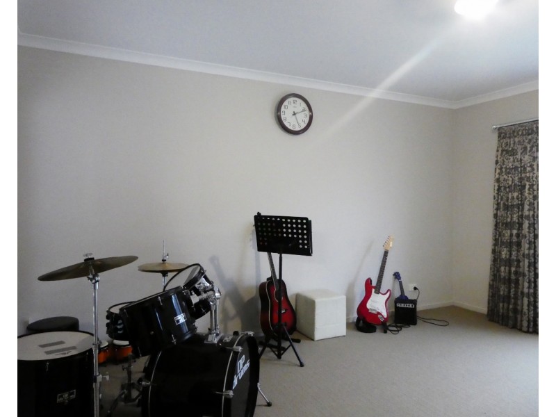 34 Mackillop Way, Clyde North VIC 3978