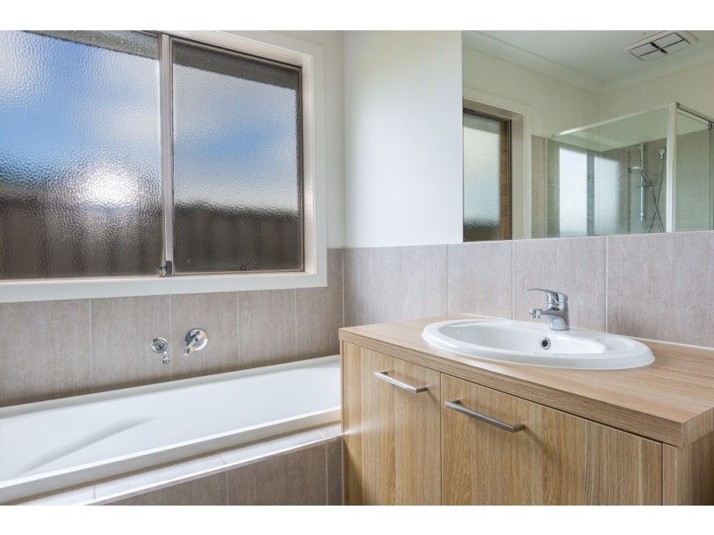 6 Gawler Way, Clyde North VIC 3978