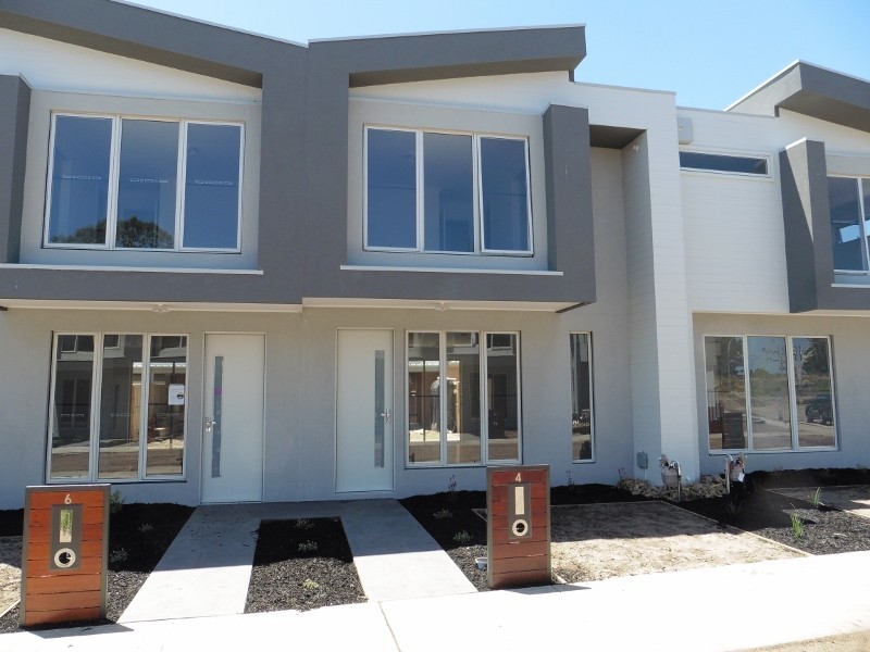 4 Pebblebeach Path, Cranbourne VIC 3977