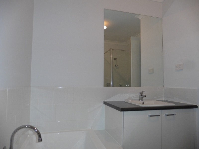 4 Pebblebeach Path, Cranbourne VIC 3977