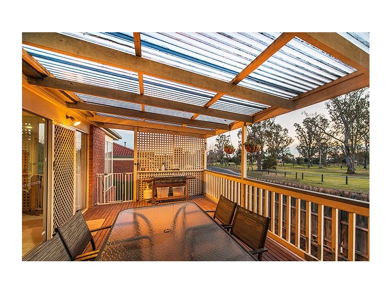 16 Elanora Way, Hampton Park VIC 3976
