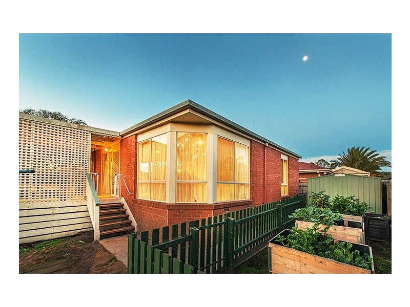 16 Elanora Way, Hampton Park VIC 3976