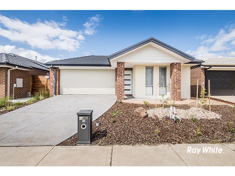 16 Panama Road, Cranbourne West VIC 3977
