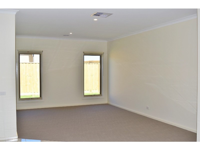 50 Belcam Circuit, Clyde North VIC 3978