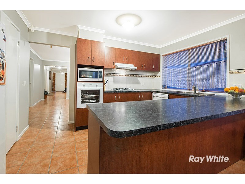 72 Scarborough Avenue, Cranbourne West VIC 3977