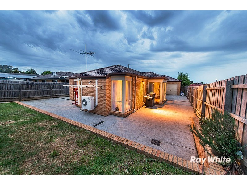 72 Scarborough Avenue, Cranbourne West VIC 3977