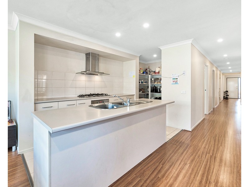 9 Rhinelander Close, Clyde North VIC 3978