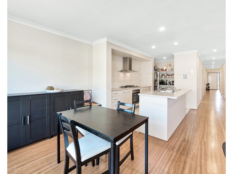 9 Rhinelander Close, Clyde North VIC 3978