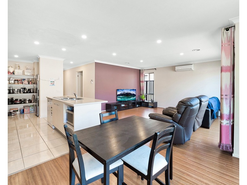 9 Rhinelander Close, Clyde North VIC 3978