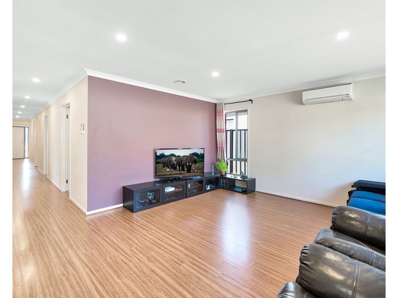 9 Rhinelander Close, Clyde North VIC 3978