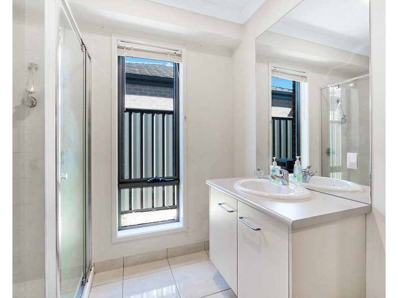 9 Rhinelander Close, Clyde North VIC 3978