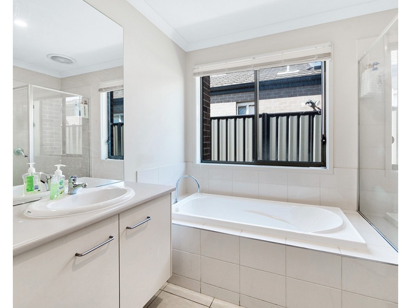 9 Rhinelander Close, Clyde North VIC 3978