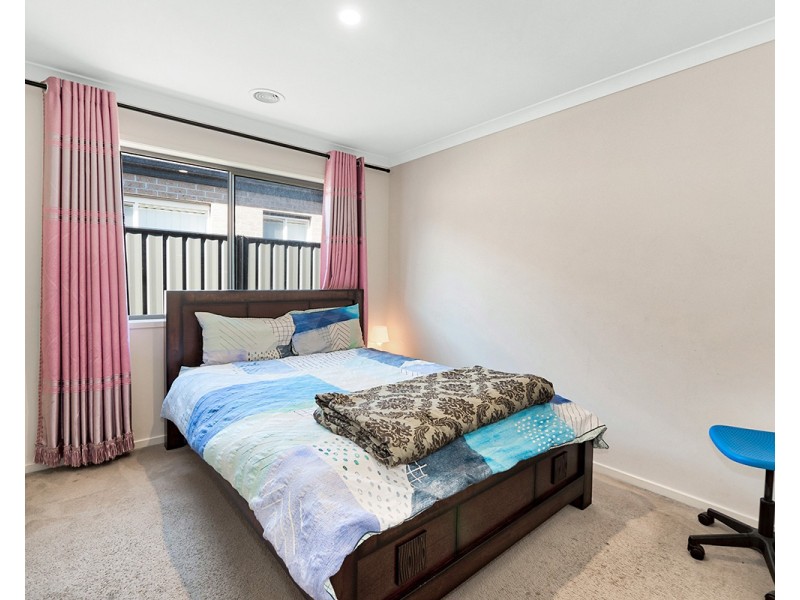 9 Rhinelander Close, Clyde North VIC 3978