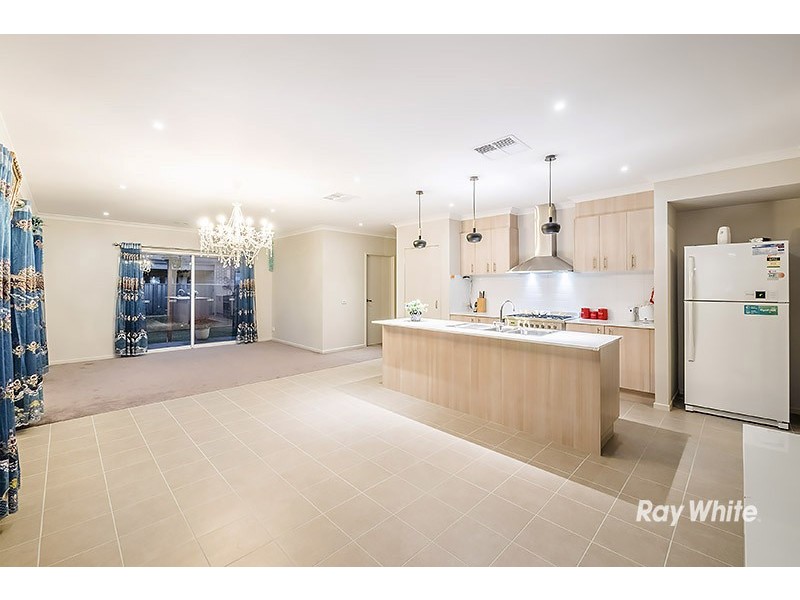17 Burchill Avenue, Cranbourne East VIC 3977