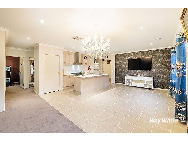 17 Burchill Avenue, Cranbourne East VIC 3977