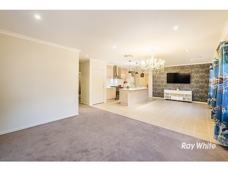 17 Burchill Avenue, Cranbourne East VIC 3977