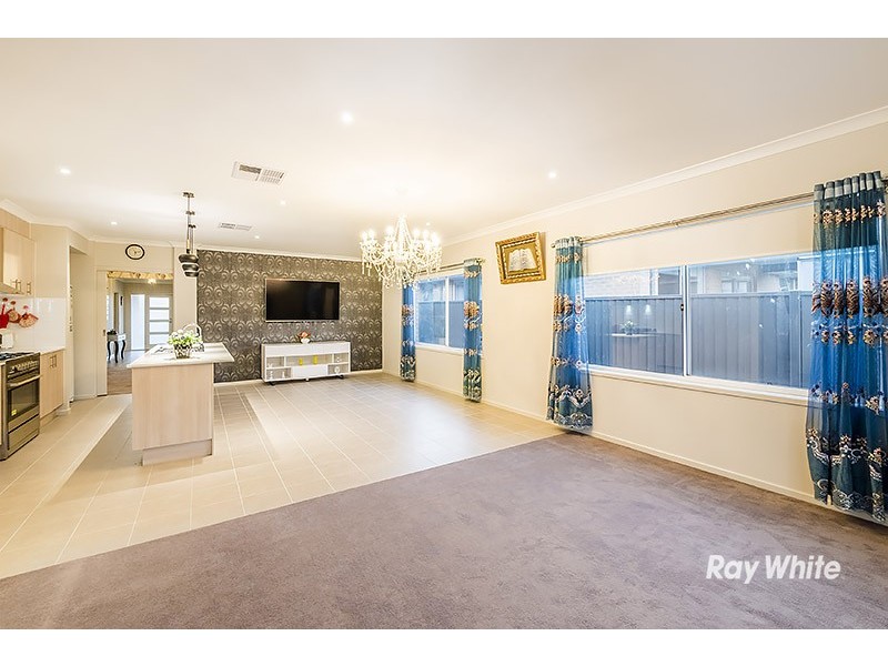 17 Burchill Avenue, Cranbourne East VIC 3977